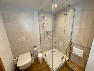 Dusche Dusche 90 x 90 und Toilette