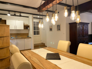 Wohnzimmer Esstisch mit Blick zur Küche