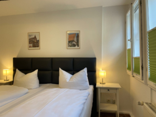Schlafzimmer Schlafzimmer mit Doppelbett, Nachttischen und Nachttischlampen