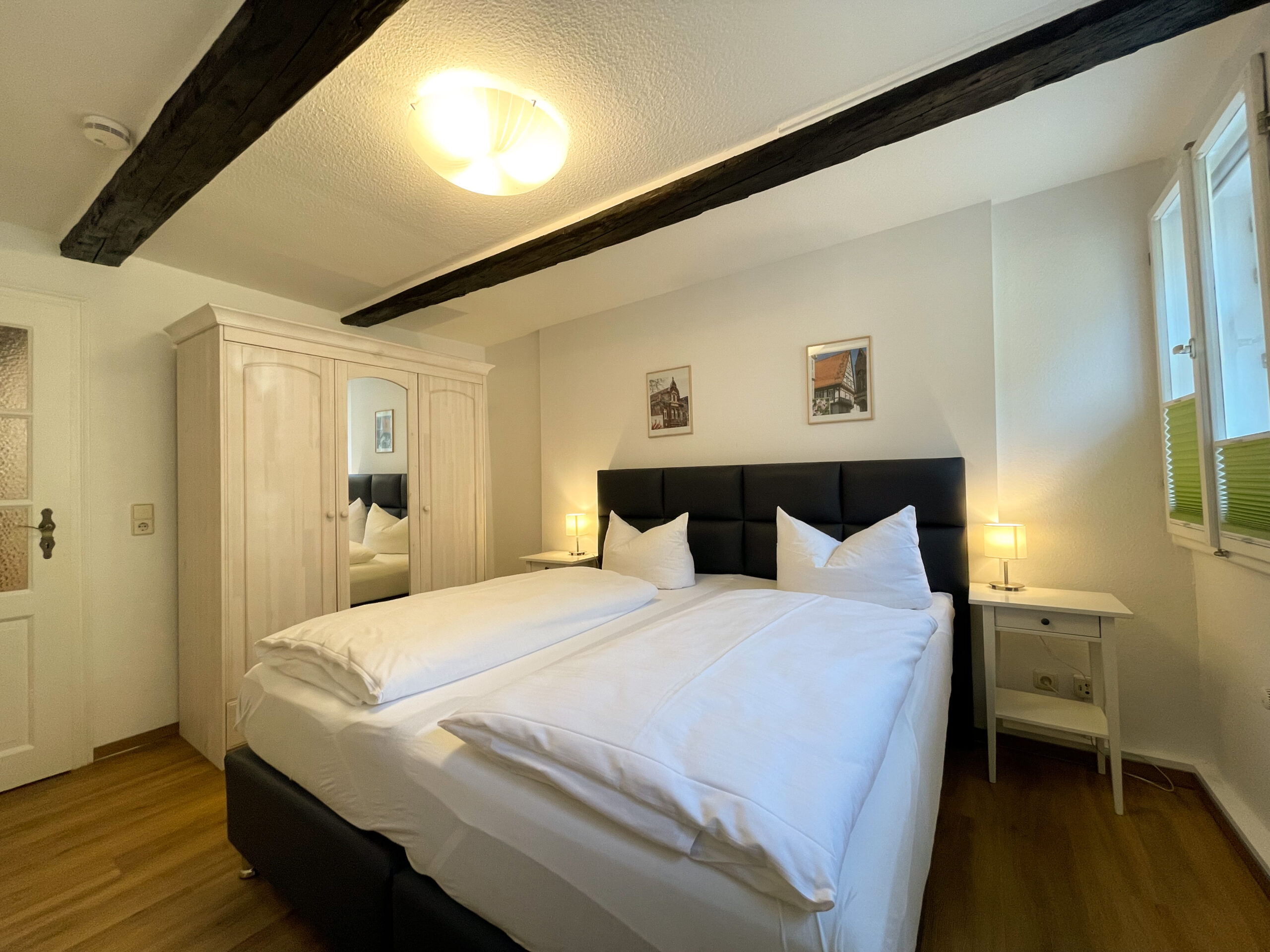 Schlafzimmer mit Doppelbett, Nachttischen und Nachttischlampen
